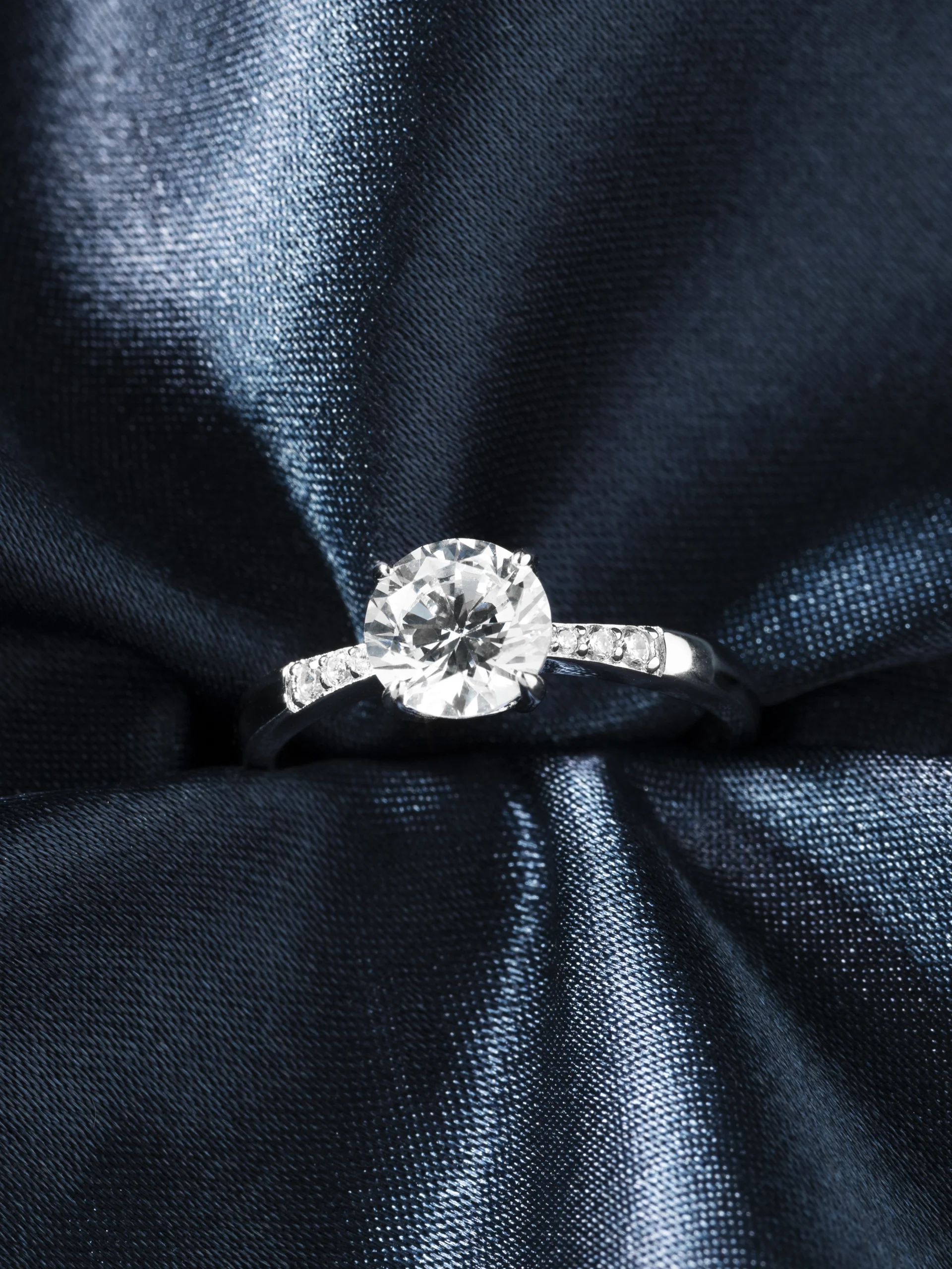 beautiful-engagement-ring-with-diamonds