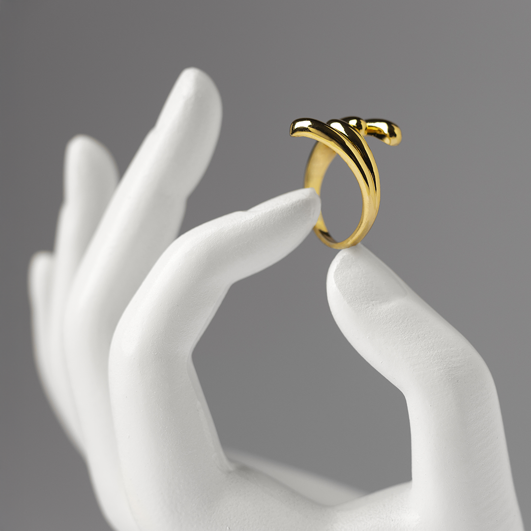 expensive-golden-ring-with-human-hand-stand-display