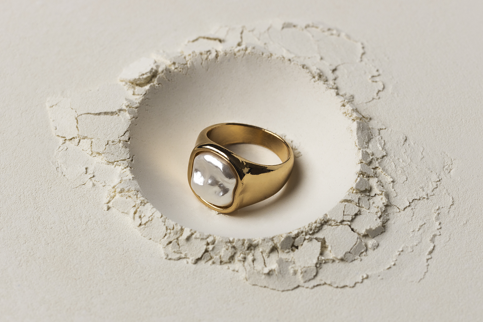 expensive-golden-ring-with-white-powder-background (1)